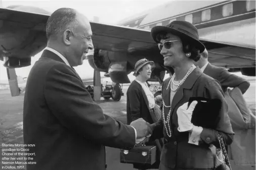  ?? ?? Stanley Marcus says goodbye to Coco Chanel at the airport, after her visit to the Neiman Marcus store in Dallas, 1957.