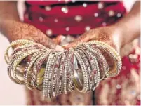  ?? Pictures: DEEPTI JERAM/JOYLIGHT
PHOTOGRAPH­Y & STUDIOS ?? JINGLE JANGLE: The bride wore handfuls of sparkling bangles