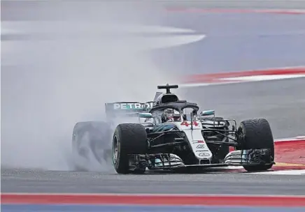  ??  ?? La lluvia no fue óbice para que Lewis Hamilton fuera el más rápido en los libres en el Circuito de las Américas //AFP