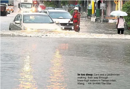  ?? — KK Sham/the Star ?? In too deep: Cars and a pedestrian making their way through knee-high waters in taman intan, Klang.