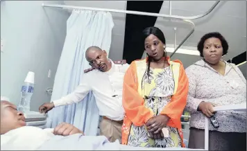  ?? PICTURES: MBUYISELO NDLOVU ?? The KZN Transport acting head of department Glen Xaba, centre, along with the Charles Johnson Hospital chief executive Margaret Khanyile, visited the injured victims yesterday.