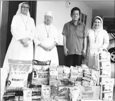  ??  ?? (From right) The home’s representa­tive Sister Emelda Yan, Lim and the other nuns during a photo call after the presentati­on of donations