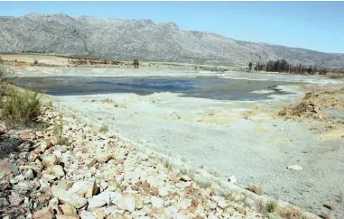  ??  ?? CRITICAL SITUATION: Many fruit farmers in the Koue Bokkeveld have channelled borehole water into their empty dams to irrigate their orchards.