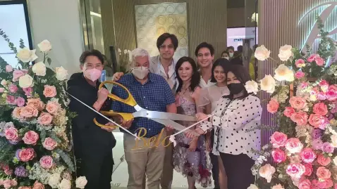  ?? (Chris Navarro) ?? BELO @ SM CLARK.
(L-R) SM Supermalls President Steven Tan, Angeles City Mayor Carmelo 'Pogi' Lazatin Jr., Hyden Kho, Dr. Vicki Belo, Piolo Pascual, Bianca Umali and 2nd District Board Member Mylyn Pineda-Cayabyab led Tuesday's opening of Belo at SM City Clark.