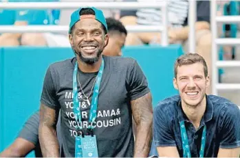  ?? JOHN MCCALL/STAFF PHOTOGRAPH­ER ?? Heat forward Udonis Haslem, left, and guard Goran Dragic enjoy Sunday’s Dolphins victory over the Jets. Dragic spent part of the game trying to convince Haslem about soccer’s superiorit­y over football.