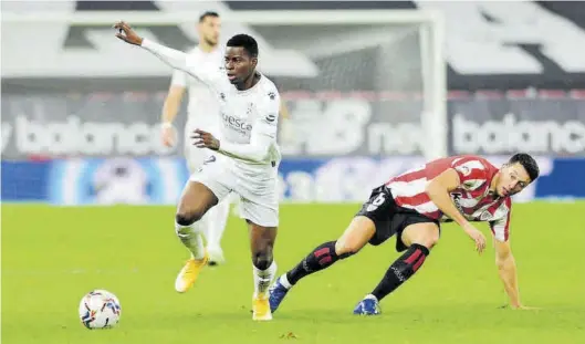  ?? LALIGA ?? Idrissa Doumbia circula con la pelota controlada después de zafarse de un defensa del Athletic en un partido de esta temporada.