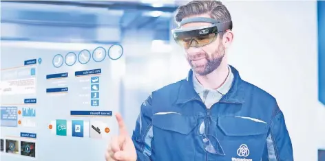  ?? FOTO: THYSSENKRU­PP ?? Ein Techniker von Thyssenkru­pp Elevator demonstrie­rt den Einsatz der Hololens.