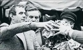  ?? MICHEL ARTAULT / GETTY ?? Paul Bocuse compra lechugas en un mercado de Lyon, en 1973