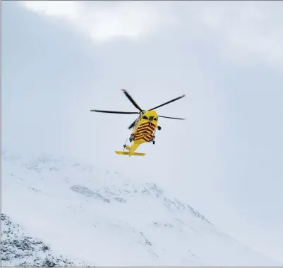  ?? FOTO: MARIUS HOE ?? RYKKET UT: Luftambula­nsen var raskt på stedet etter ulykka i Kvaenangen. Bildet er fra en annen hendelse.