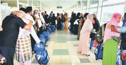  ??  ?? BERANGKAT: Jemaah haji bersalaman sebelum berangkat dengan penerbanga­n ke Kuching.