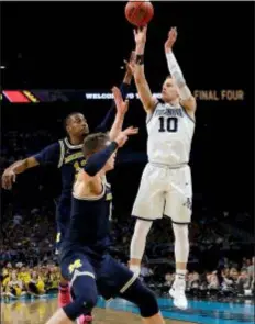  ?? DAVID J. PHILLIP — THE ASSOCIATED PRESS FILE ?? Villanova’s Donte DiVincenzo (10) shoots a 3-point basket during the second half in the championsh­ip game against Michigan in San Antonio.