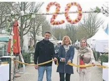  ?? FOTO: TREFFER ?? Krefelds stellvertr­etende Bürgermeis­terin Gisela Klaer (M.) eröffnete zusammen mit Isabel Bürgers und Philipp Bürgers die nunmehr 20. Krefelder Gartenwelt.