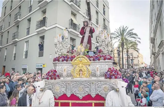  ?? JESÚS MARÍN ?? El paso del Nazareno de la Obediencia llega a la plaza de San Juan de Dios.