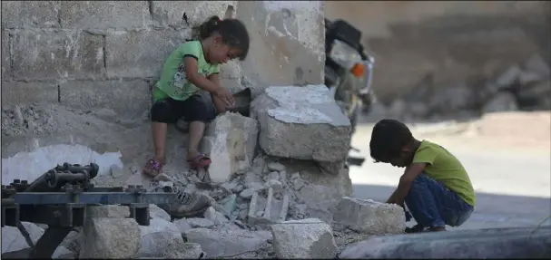  ??  ?? أطفال إدلب هم الخاسرون في حرب الكبار