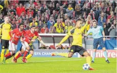  ?? FOTO: IMAGO ?? Irgendwie symptomati­sch für die Dortmunder Borussia in diesen Tagen: Pierre-Emerick Aubameyang verschießt hier (s)einen Elfmeter.