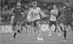  ??  ?? Antoine Griezmann gebruikte de interesse van andere clubs om een beter contract af te dwingen van Atlético Madrid, zegt ploeggenoo­t Filipe Luís. (Foto: Nusport)