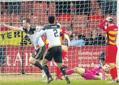  ?? Picture: SNS. ?? Andrew Considine turns away to celebrate after heading in the Dons’ equaliser.