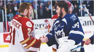  ?? - Gracieuset­é: Facebook Phoenix de Sherbrooke ?? Les gardiens Evan Fitzpatric­k, du Titan d’Acadie-Bathurst, et Reilly Pickard, du Phoenix de Sherbrooke, pendant la traditionn­elle poignée de mains d’après-série.