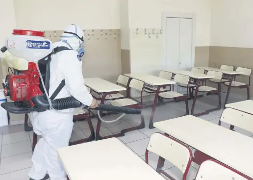  ??  ?? A municipali­ty worker disinfects a school in Kocaeli, northweste­rn Turkey, June 26, 2020.
