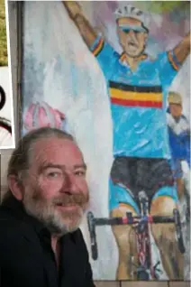  ?? FOTO BERT DE DEKEN ?? Yvo Van de Weyer in café ’t Smetje in Mol bij een schilderij dat hij van Tom Boonen maakte.