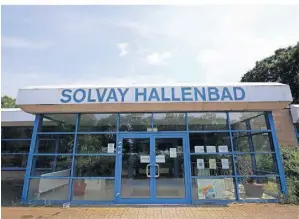  ?? RP-ARCHIVFOTO: ARMIN FISCHER ?? Es gibt Überlegung­en, das Solvay-Hallenbad abzureißen, wenn daneben ein neues Hallenbad gebaut worden ist.
