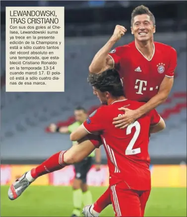  ??  ?? Lewandowsk­i celebra junto a Odriozola uno de sus goles al Chelsea.