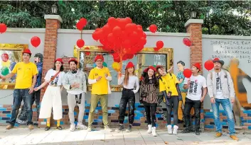  ?? ?? Young people from around the world experience the charm of Yuyuan Road’s urban renewal in Changning.