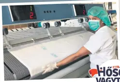  ??  ?? Vasalás Ildikó a kórházi textileket ipari gépekben mossa, és ipari vasalóval egészíti ki a fertőtlení­tési folyamatot