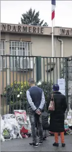  ?? (Photo PQR/Le Parisien) ?? Hier, des gerbes de fleurs affluaient devant la caserne de gendarmeri­e de Carcassonn­e.