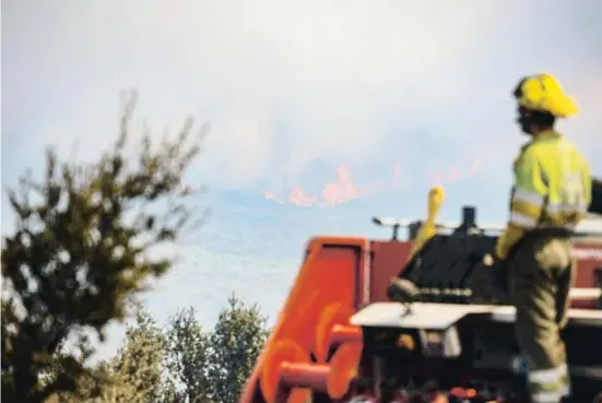  ?? Rober oolsona / EP ?? Un bomber a l’incendi que va des de les Alcubles fins a les poblacions a l’entorn de Begís, a la comarca de l’Alt Palància (Castelló)