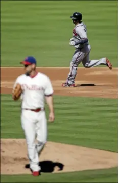  ?? AP Photo ?? Braves’ David Ross rounds the bases after hitting a home run Cliff Lee in the second inning. Atlanta won, 2-1, pushing the Phils five games back of the wild card with nine to play.