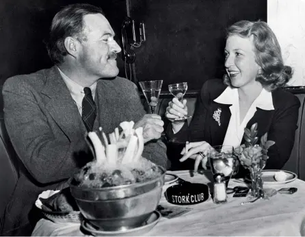  ??  ?? Coppia Ernest Hemingway e la moglie Martha Gellhorn allo Stork Club di Manhattan, New York, nel novembre 1940 (© Bettmann / Corbis). Dopo il divorzio da Hemingway, nel 1945, Gellhorn si risposò nel 1954 con il direttore della rivista «Time», Thomas Stanley Matthews, dal quale divorziò nel 1963