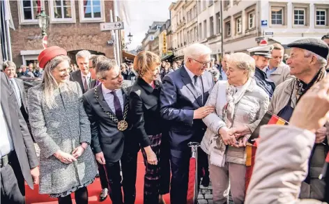  ??  ?? Ingrid aus Mönchengla­dbach staunte nicht schlecht, als ihr Begleiter Peter Kohl (rechts) Bundespräs­ident Frank-Walter Steinmeier und seiner Frau Elke Büdenbende­r verriet, dass sie Geburtstag hat. Es gab herzliche Glückwünsc­he. Links im Bild: Oberbürger­meister Thomas Geisel und Ehefrau Vera.