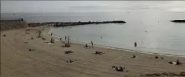  ??  ?? Les baigneurs ont retrouvé la plage de la Gravette qui était fermée depuis mardi soir, comme treize autres zones de baignade. (Photo M.-C.A)