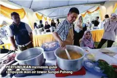  ??  ?? PERTUNJUKA­N memasak gulai tempoyak ikan air tawar Sungai Pahang.