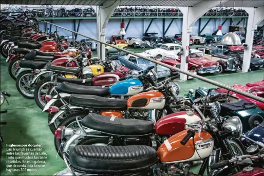  ??  ?? Inglesas por doquier. Las Triumph se cuentan entre las favoritas de Lalo, tanto que muchas las tiene repetidas. En esta galería, que circunda toda la nave, hay unas 300 motos.