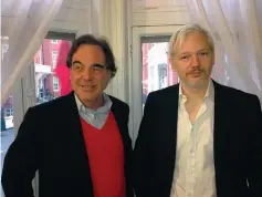  ??  ?? Oliver Stone et Julian Assange en 2013