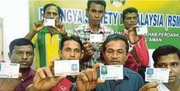  ??  ?? YUSOF (dua dari kanan) menunjukka­n kad UNHCR selepas sidang media di Pejabat RSM Kedah.