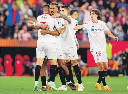  ?? EFE ?? Los jugadores del Sevilla celebran uno de los goles del equipo.