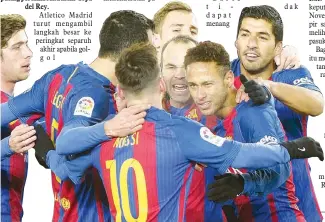  ??  ?? NEYMAR meraikan gol jaringanny­a bersama Messi, Suarez dan rakan sepasukan yang lain. - Reuters
