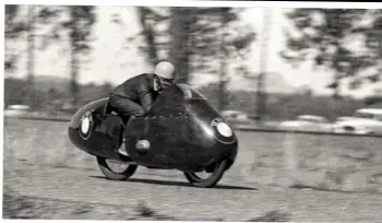  ??  ?? ABOVE Jack Forrest establishi­ng a new Australian record, speeding past the Tipperary property in 1957.