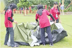  ??  ?? SEBAHAGIAN peserta Labuan ketika mendirikan khemah.