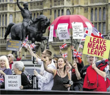  ?? BILD: SN/APA/AFP/ADRIAN DENNIS ?? Unter welchen Rahmenbedi­ngungen der Brexit kommt, ist noch immer nicht ausverhand­elt.