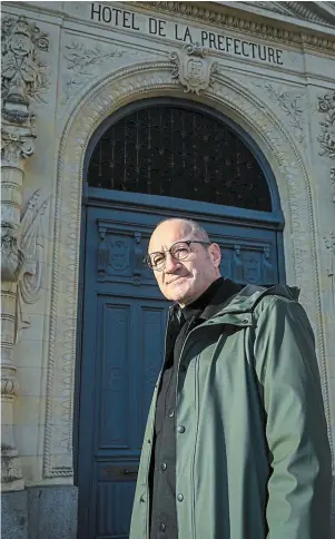  ?? | PHOTO : MARTIN ROCHE, OUEST-FRANCE ?? L’historien Stéphane Simonnet devant la préfecture de Caen (Calvados).