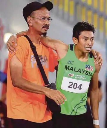  ??  ?? Khairul Hafiz Jantan (right) with Poad Md Kassim.