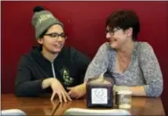  ?? CARRIE ANTLFINGER — THE ASSOCIATED PRESS ?? Andrea Ledesma, left, talks with her mother, Cheryl Romanowski, at Classic Slice pizza restaurant, where Ledesma works, in Milwaukee.