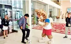  ?? MIN. DE COMUNICACI­ÓN ?? El presidente Evo Morales junto a la mascota del Mundial, a su llegada a Rusia.