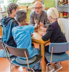  ?? Foto: Korbinian Nießner ?? Kinder und Jugendlich­e, deren Eltern von psychische­n Erkrankung­en betroffen sind, brauchen Unterstütz­ung. In der Anlaufstel­le „Einblick“stärkt Johann Bauer von der St. Gregor Jugendhilf­e die jungen Angehörige­n unter anderem durch Gruppen  arbeit.