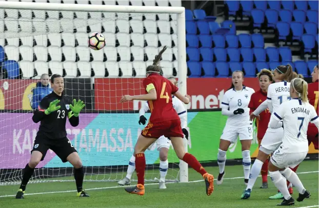  ?? FOTO: LEHTIKUVA/ MARKKU ULANDER ?? Irene Paredes var så här ledig då hon nickade in 1–0 efter bara elva minuter.