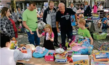  ??  ?? Stofftiere, Bücher, Autos und mehr erfreuten die Kinderherz­en auf dem Trödelmark­t.